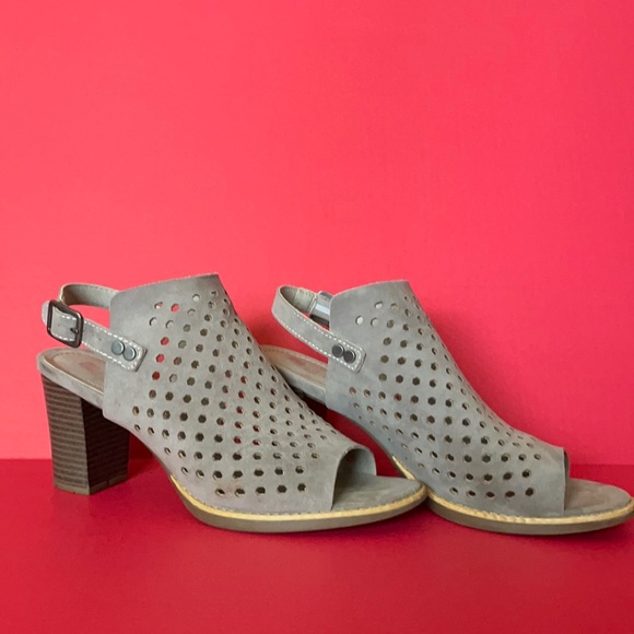 White Mountain Suede sandal - Picture 1 of 4